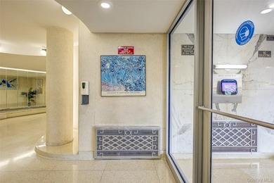 Sunny & spacious, Alcove Studio / one bathroom apartment. The - photo 3