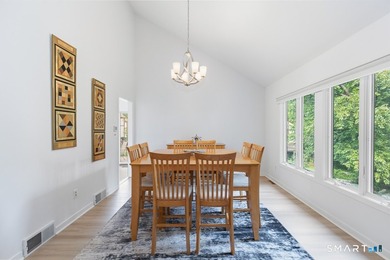 Fully renovated end-unit Turnbury offering 3-4 bedrooms and 3.5 - photo 6