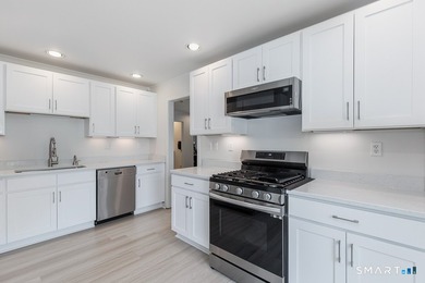 Fully renovated end-unit Turnbury offering 3-4 bedrooms and 3.5 - photo 9