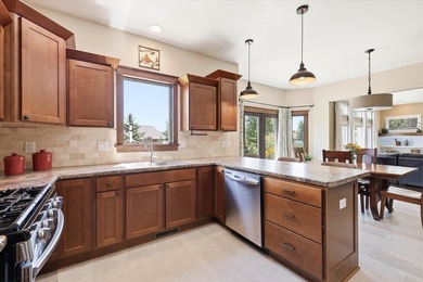 Beautiful 2 story custom built home located in Sherwood area - photo 14