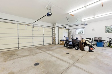 Beautiful 2 story custom built home located in Sherwood area - photo 33