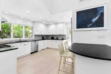Meticulously maintained and move-in ready, this extraordinary 7 - photo 7
