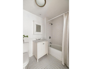 A rare opportunity to own a beautifully renovated three-bedroom - photo 11