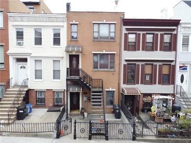 Meticulously maintained triplex style single family home in the - photo 3