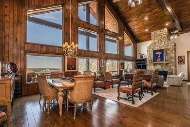 This exceptional lakeview property offers the perfect blend of - photo 4