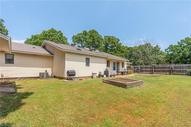3 bedroom, 2 bath home located in Hackett in the Sebastian Lake - photo 47