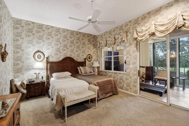 This well-maintained 2BR+Den villa offers a seamless floor plan - photo 15