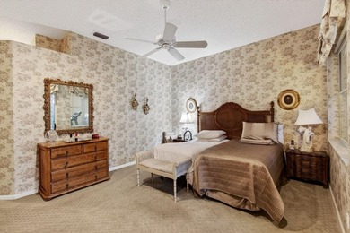 This well-maintained 2BR+Den villa offers a seamless floor plan - photo 16