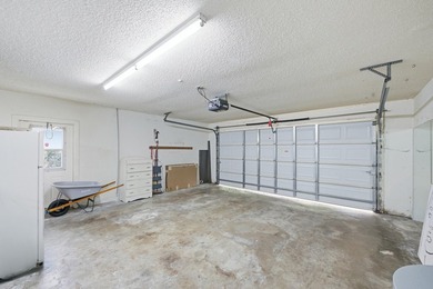 Welcome to this newly renovated Mediterranean/Spanish-style one - photo 16