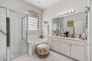This well-maintained 2BR+Den villa offers a seamless floor plan - photo 18