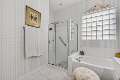 This well-maintained 2BR+Den villa offers a seamless floor plan - photo 19