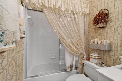 This well-maintained 2BR+Den villa offers a seamless floor plan - photo 21