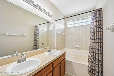 Welcome to this beautiful townhome offering 3 spacious bedrooms - photo 26