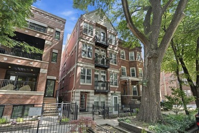 Sun-drenched duplex-up penthouse in the heart of Lakeview - photo 1