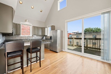 Sun-drenched duplex-up penthouse in the heart of Lakeview - photo 7