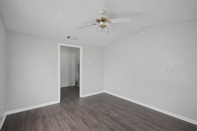 Beautifully updated and move-in ready! This charming home - photo 18