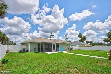 Welcome to your Florida retreat! This charming 3-bedroom - photo 38
