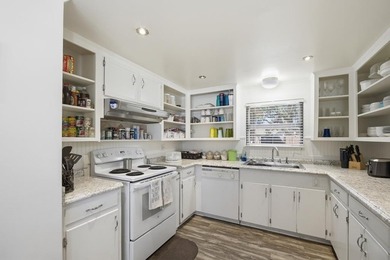 Coastal Cottage in a Prime Beach Town! Fall in love with this - photo 11