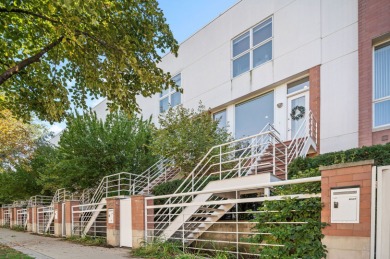 Lake Michigan - Cook County Townhome/Townhouse Active Under Contract in Chicago Illinois