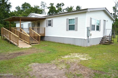 LIKE NEW, freshly renovated 3 bedroom, 2 bath home located in a - photo 3