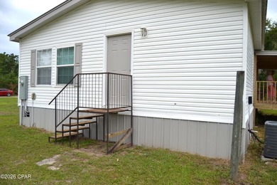 LIKE NEW, freshly renovated 3 bedroom, 2 bath home located in a - photo 6