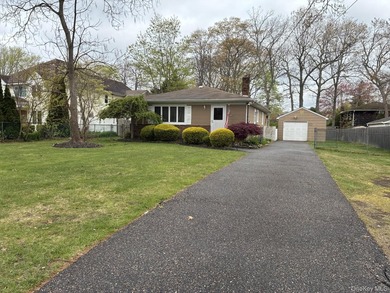 South of Montauk This charming, cozy home offers comfort, style - photo 1