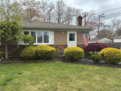 South of Montauk This charming, cozy home offers comfort, style - photo 2