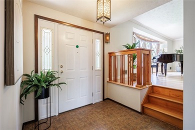 Opportunity awaits! Welcome to 32 Flamingo Dr, a spacious Split - photo 4