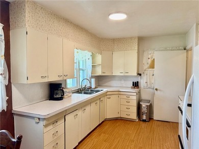 Welcome home to this well-maintained two-bedroom, one-bath ranch - photo 5
