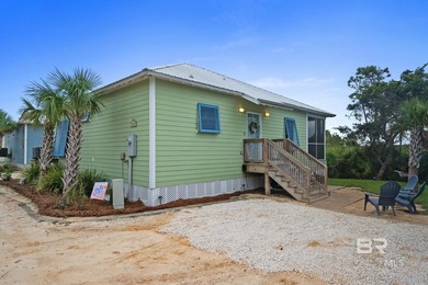 Fully Furnished - Three bedroom / two bath cottage in the - photo 2