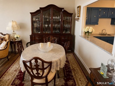 This delightful top (4th) floor, 1,100+/- sqft, 1-bedroom - photo 3