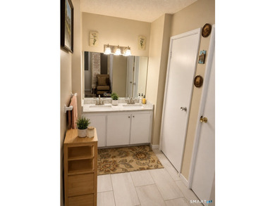 This delightful top (4th) floor, 1,100+/- sqft, 1-bedroom - photo 7