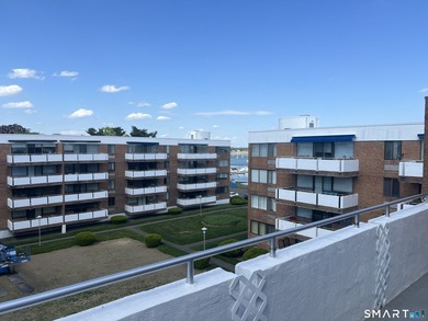 This delightful top (4th) floor, 1,100+/- sqft, 1-bedroom - photo 10