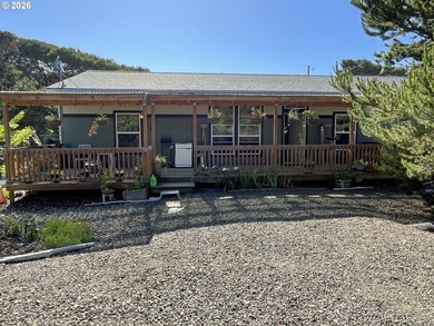Charming coastal retreat just a few paces from the beach! This - photo 1