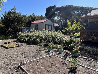 Charming coastal retreat just a few paces from the beach! This - photo 4