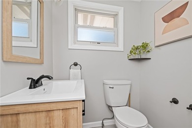 Beautifully updated 3 bedroom and 1.5 bath Split Level in - photo 15