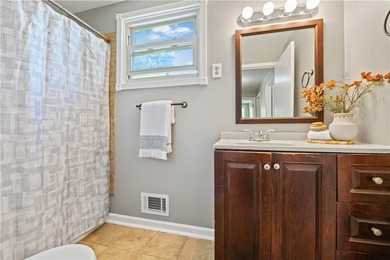 Beautifully updated 3 bedroom and 1.5 bath Split Level in - photo 16