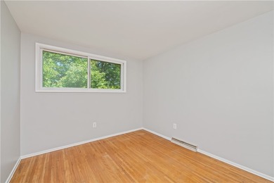 Beautifully updated 3 bedroom and 1.5 bath Split Level in - photo 19