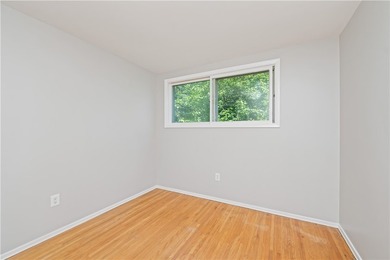 Beautifully updated 3 bedroom and 1.5 bath Split Level in - photo 20