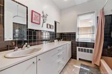 Nestled on a quiet, tree-lined block in the heart of Woodmere - photo 20