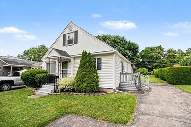 OPEN SATURDAY 11:00-12:30! Welcome home to 127 Wood Road! This - photo 2