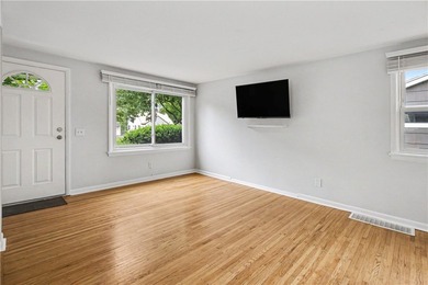 OPEN SATURDAY 11:00-12:30! Welcome home to 127 Wood Road! This - photo 3