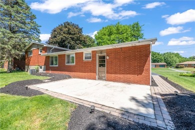 Beautifully updated 3 bedroom and 1.5 bath Split Level in - photo 24