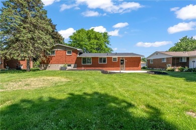 Beautifully updated 3 bedroom and 1.5 bath Split Level in - photo 27
