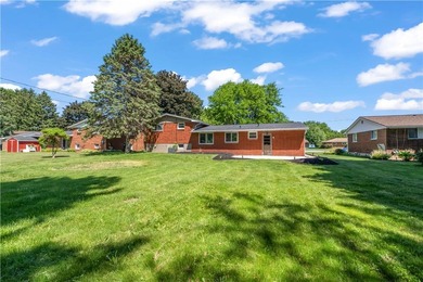 Beautifully updated 3 bedroom and 1.5 bath Split Level in - photo 28