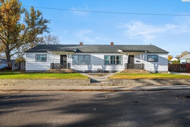 Lake Townhome/Townhouse For Sale in Richland, Washington