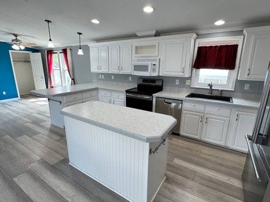 Spacious 2015 luxury-style home offering high ceilings and an - photo 4