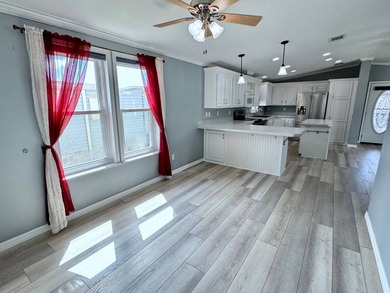 Spacious 2015 luxury-style home offering high ceilings and an - photo 9