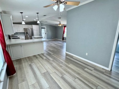 Spacious 2015 luxury-style home offering high ceilings and an - photo 10