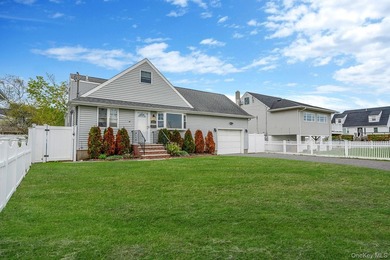 Welcome to 253 E Riviera Drive a charming expanded Cape-style - photo 2